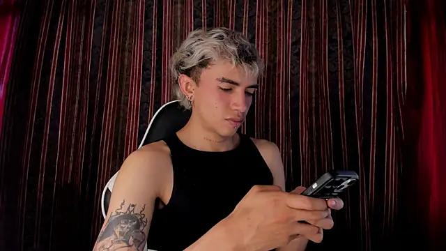 guynextdo0r online show from December 21, 6:26 pm