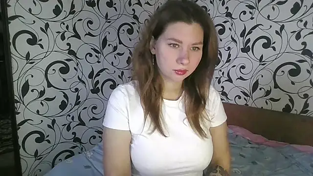 Snapshot of YourEmilie chatting on October 21, 7:53 am YourEmilie online show from October 21, 7:53 am