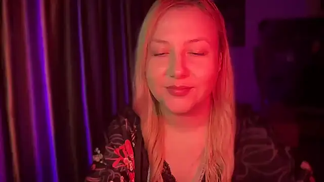 Snapshot of BikiHellena chatting on November 10, 3:05 am BikiHellena online show from November 10, 3:05 am