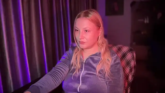 Snapshot of BikiHellena chatting on December 14, 7:03 am BikiHellena online show from December 14, 7:03 am