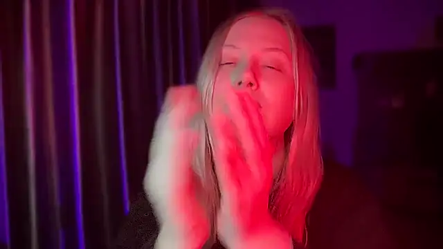 Snapshot of BikiHellena chatting on February 4, 7:31 pm BikiHellena online show from February 4, 7:31 pm