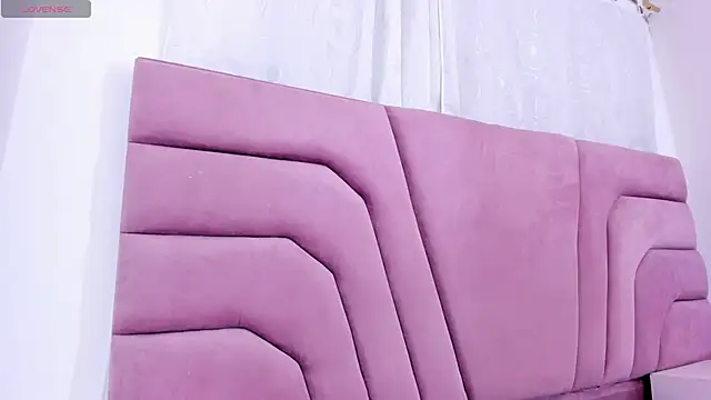 miajhonsonx online show from February 18, 1:51 pm