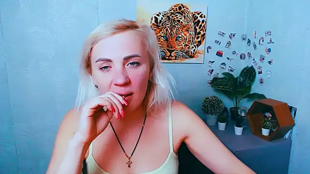 EmmaCat  online show from February 10, 6:23 pm