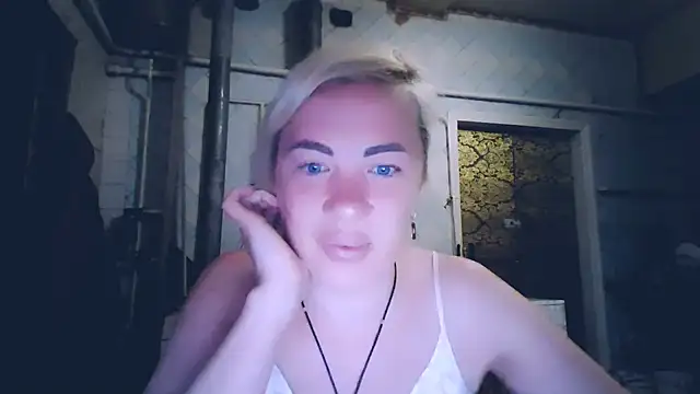 Snapshot of EmmaCat_ chatting on May 12, 2:19 am EmmaCat online show from May 12, 2:19 am