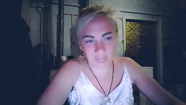 Snapshot of EmmaCat_ chatting on May 25, 6:47 pm EmmaCat online show from May 25, 6:47 pm