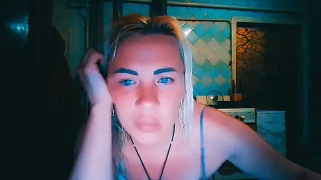 Snapshot of EmmaCat_ chatting on June 10, 7:02 pm EmmaCat online show from June 10, 7:02 pm