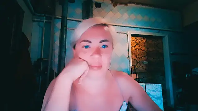 Snapshot of EmmaCat_ chatting on June 12, 4:44 am EmmaCat online show from June 12, 4:44 am