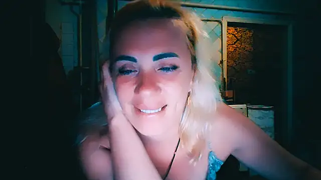 Snapshot of EmmaCat_ chatting on June 13, 6:50 pm EmmaCat online show from June 13, 6:50 pm