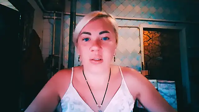 Snapshot of EmmaCat_ chatting on June 17, 4:15 am EmmaCat online show from June 17, 4:15 am