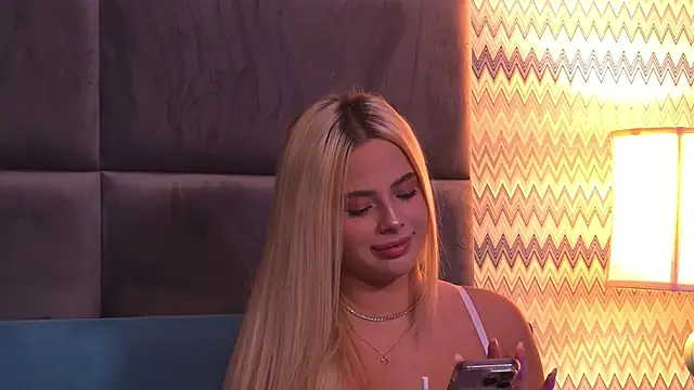 YssabelFox online show from October 6, 3:15 am