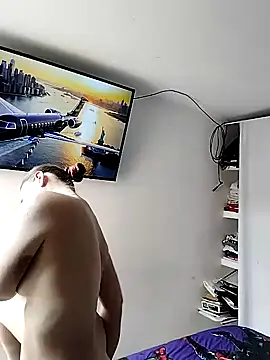 LaraCaliente online show from April 13, 2:00 pm