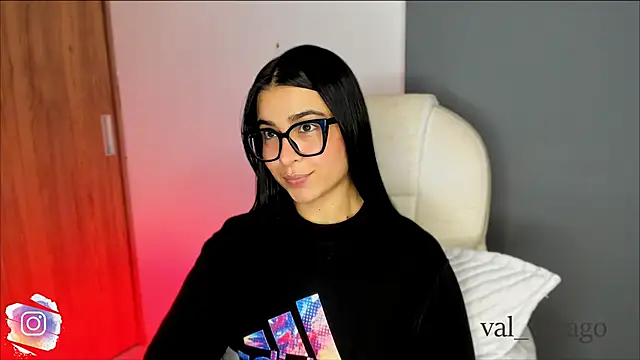 Snapshot of val_varago chatting on September 20, 4:24 am val varago online show from September 20, 4:24 am