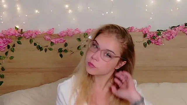 Snapshot of Lilith_Bonheur chatting on October 15, 8:09 pm Lilith Bonheur online show from October 15, 8:09 pm