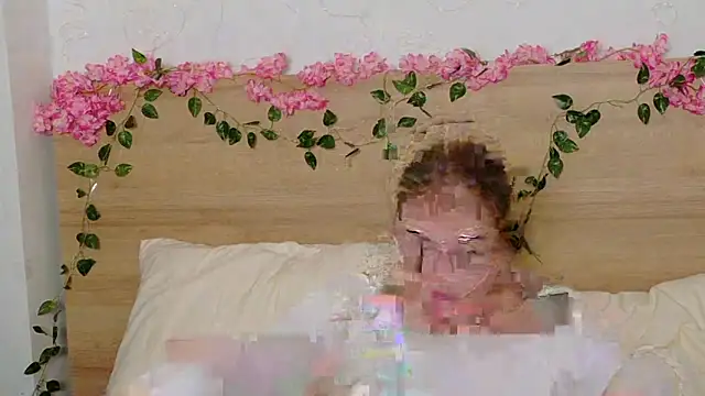 Snapshot of Lilith_Bonheur chatting on October 18, 8:09 pm Lilith Bonheur online show from October 18, 8:09 pm