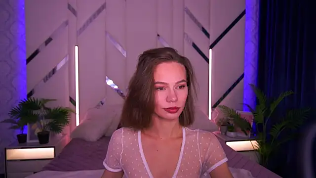 ShyySiren online show from December 4, 8:45 am