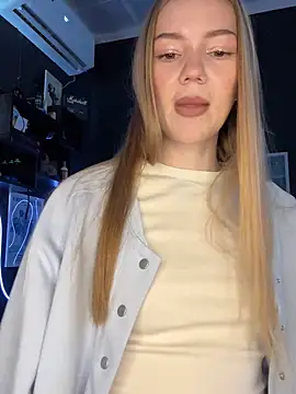 Snapshot of MilaMoone chatting on January 18, 10:52 am MilaMoone online show from January 18, 10:52 am