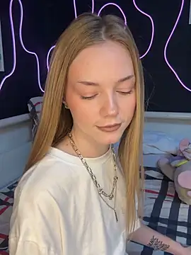 Snapshot of MilaMoone chatting on February 5, 11:04 am MilaMoone online show from February 5, 11:04 am