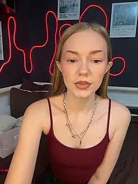 Snapshot of MilaMoone chatting on February 15, 11:08 am MilaMoone online show from February 15, 11:08 am