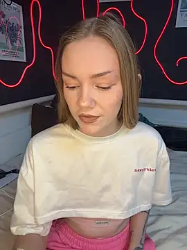 Snapshot of MilaMoone chatting on February 17, 11:07 am MilaMoone online show from February 17, 11:07 am