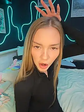 Snapshot of MilaMoone chatting on February 18, 1:07 pm MilaMoone online show from February 18, 1:07 pm