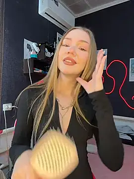 Snapshot of MilaMoone chatting on February 21, 10:27 am MilaMoone online show from February 21, 10:27 am