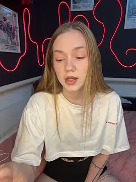 Snapshot of MilaMoone chatting on February 26, 11:20 am MilaMoone online show from February 26, 11:20 am