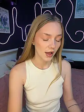 Snapshot of MilaMoone chatting on February 27, 11:43 am MilaMoone online show from February 27, 11:43 am