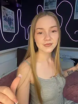 Snapshot of MilaMoone chatting on March 3, 11:05 am MilaMoone online show from March 3, 11:05 am