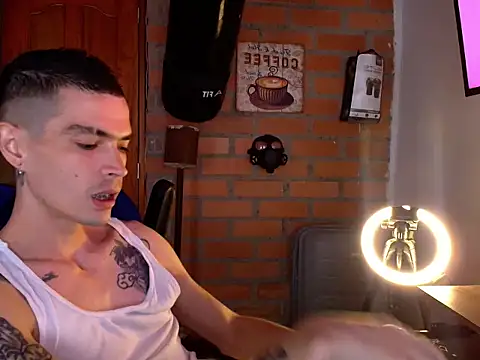 Snapshot of Travis_R chatting on October 9, 6:39 pm Travis R online show from October 9, 6:39 pm
