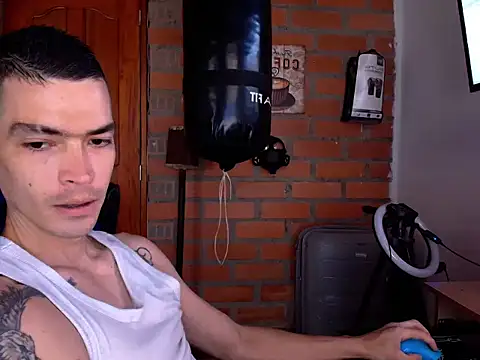 Snapshot of Travis_R chatting on October 11, 12:58 pm Travis R online show from October 11, 12:58 pm