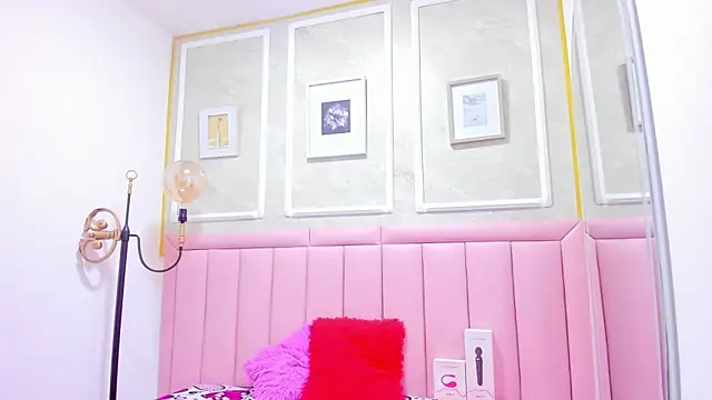 HoollyHendrix online show from December 5, 8:38 pm