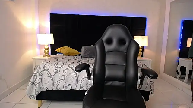 Snapshot of SkylerBigxxx chatting on April 20, 4:15 am SkylerBigxxx online show from April 20, 4:15 am