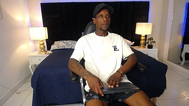 Snapshot of SkylerBigxxx chatting on May 26, 4:30 am SkylerBigxxx online show from May 26, 4:30 am