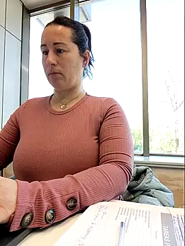 bichota85 online show from March 31, 9:10 am