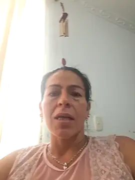 camilavargas  online show from May 28, 9:01 pm