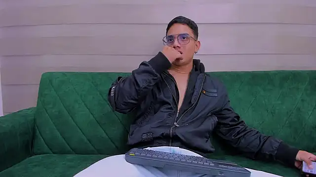 Snapshot of axel_vega chatting on September 20, 1:12 pm axel vega online show from September 20, 1:12 pm