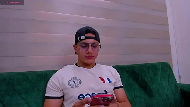 Snapshot of axel_vega chatting on September 25, 1:15 pm axel vega online show from September 25, 1:15 pm