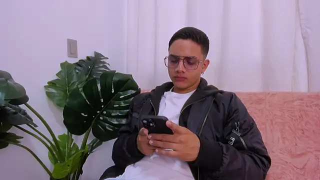 Snapshot of axel_vega chatting on September 29, 7:19 pm axel vega online show from September 29, 7:19 pm