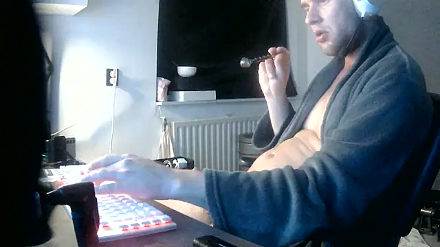 Snapshot of monty19cm chatting on April 18, 3:21 am monty19cm online show from April 18, 3:21 am