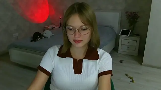 Snapshot of Miss_Diamond_Maria chatting on October 8, 6:27 pm Miss Diamond Maria online show from October 8, 6:27 pm