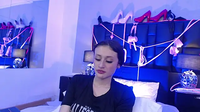 Snapshot of Emily_Swiftt chatting on October 23, 7:29 am Emily Swiftt online show from October 23, 7:29 am