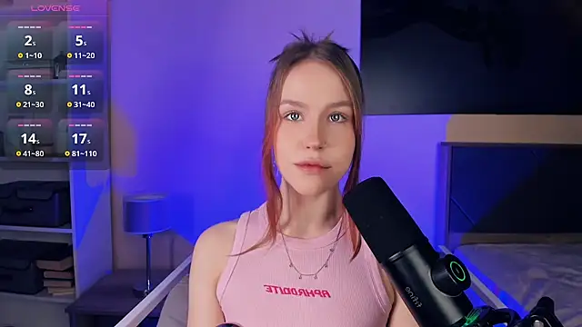 Snapshot of MaliaBourraine chatting on February 17, 7:27 am MaliaBourraine online show from February 17, 7:27 am