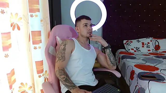 BooyHott  online show from October 31, 6:53 pm