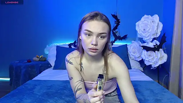 KitsyMoore online show from November 6, 1:23 pm