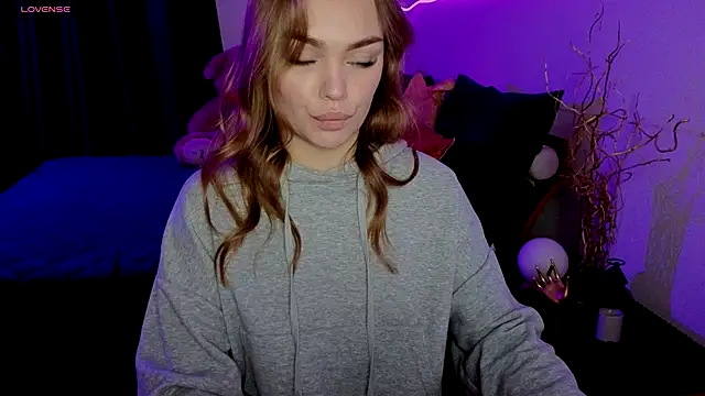 KitsyMoore online show from November 18, 2:43 pm