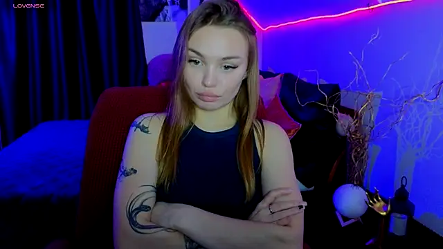 KitsyMoore online show from December 4, 1:09 pm