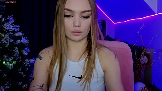 KitsyMoore online show from December 22, 1:08 pm