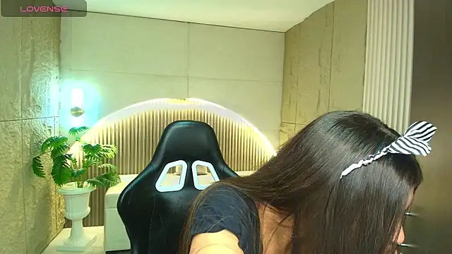 dany r  online show from November 18, 2:43 pm