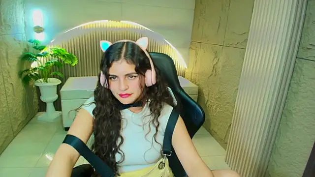 Snapshot of dany_r_ chatting on February 21, 6:42 pm dany r online show from February 21, 6:42 pm