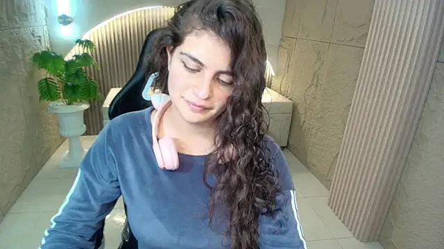 Snapshot of dany_r_ chatting on February 27, 1:22 pm dany r online show from February 27, 1:22 pm